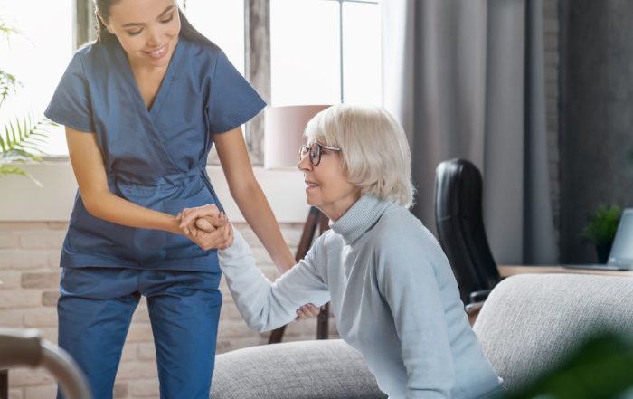Cuidados a domicilio para adultos mayores en Madrid y Murcia.